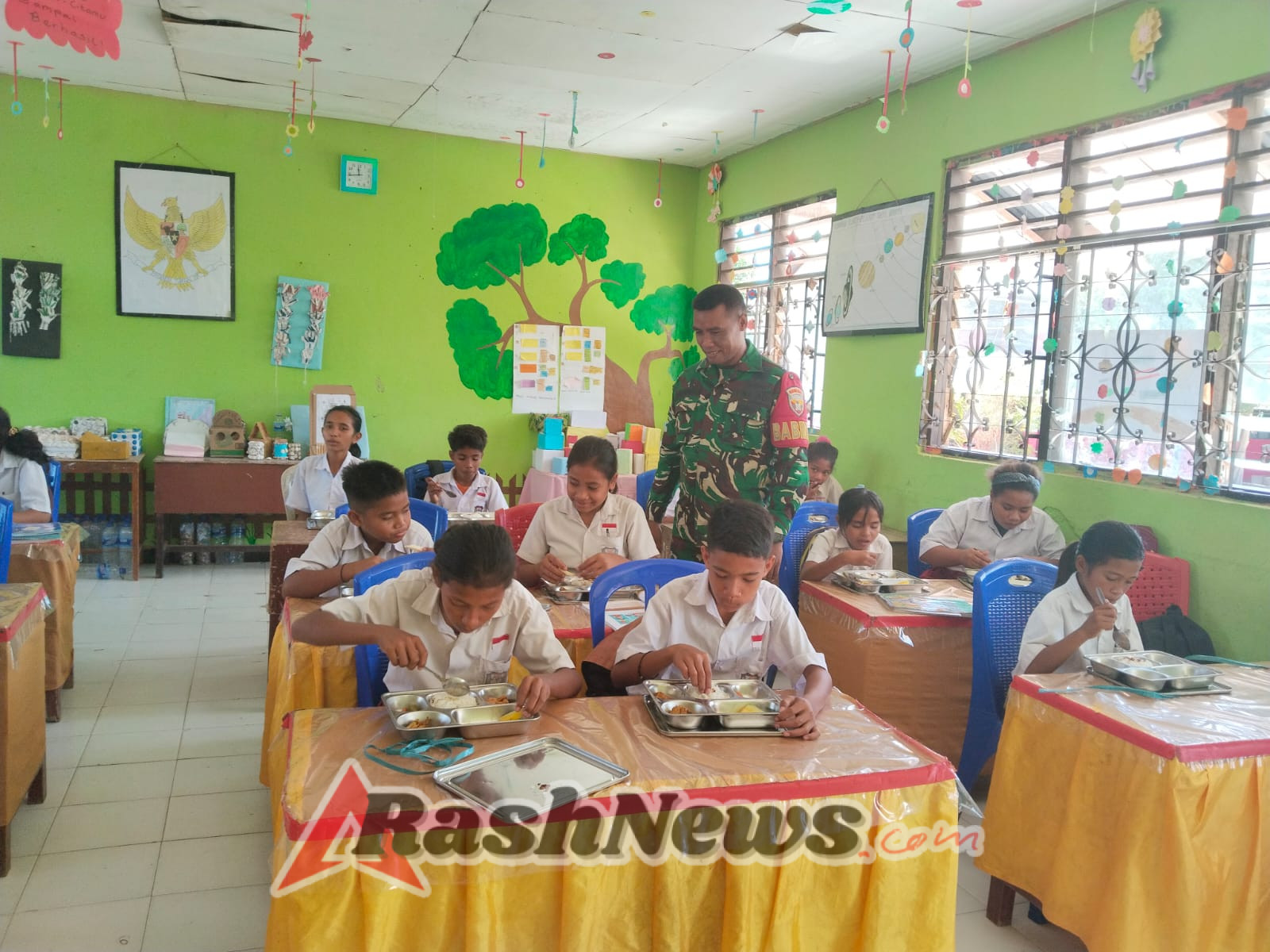 Babinsa Koramil 05/Waingapu Turut Dampingi Penyaluran MBG ke Satuan Pendidikan