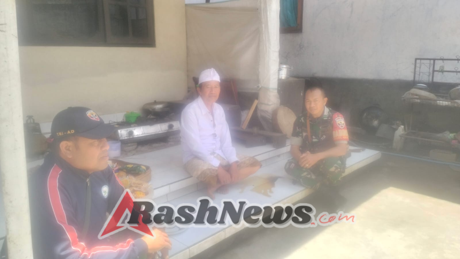 Wujudkan Kamtibmas, Babinsa Sukawana dan Bendesa Adat Kuum Duduk Bersama Bahas Wilayah