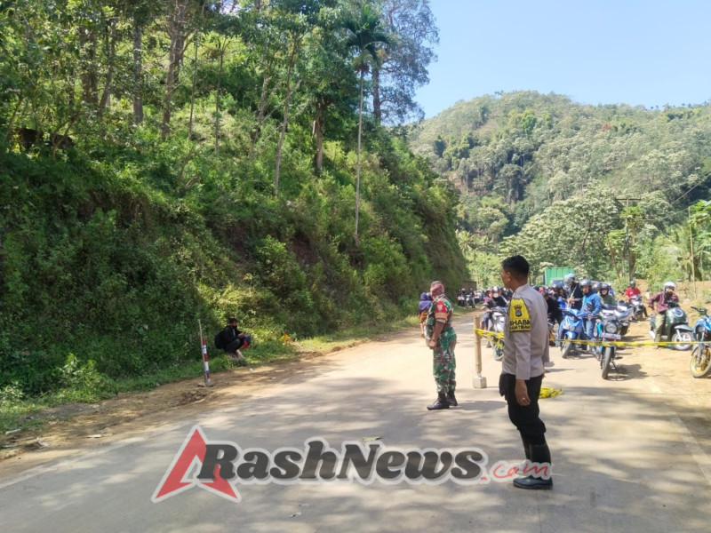 Tingkatkan Kenyamanan Pengguna Jalan, Babinsa Laksanakan Pamwil di Jalan Trans Flores
