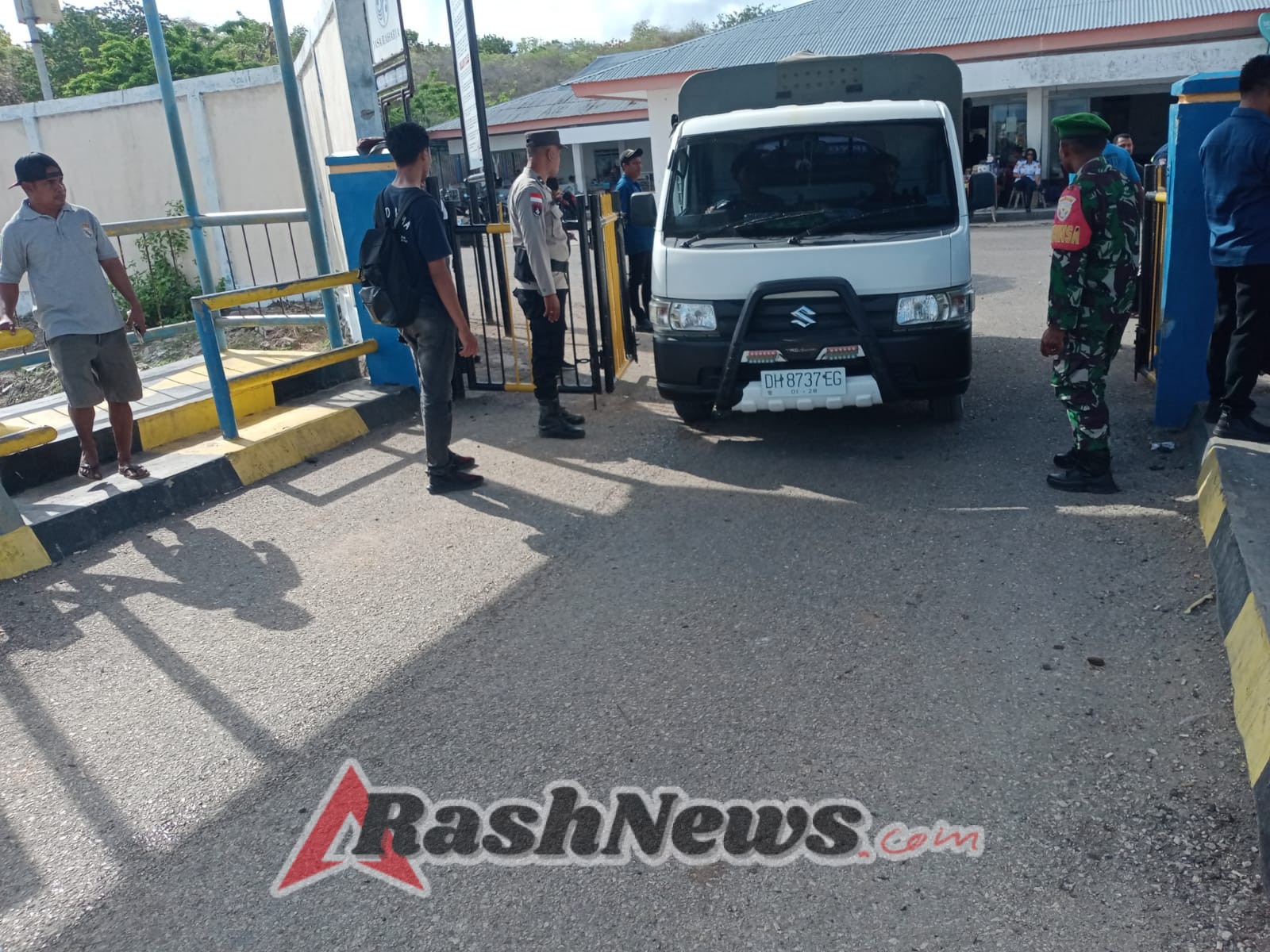 Pengamanan Kapal Tujuan Kupang, Babinsa Ingatkan Penumpang Jaga Keselamatan dan Barang Bawaan