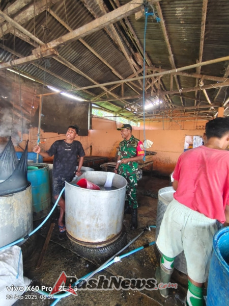 Babinsa Monitoring Proses Produksi dan Tingkatkan Keamanan di Lingkungan Pabrik