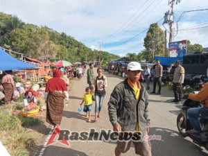 Sinergi Babinsa dan Bhabinkamtibmas Terlihat dalam Kegiatan Komsos di Pasar Tradisional Nuamuri
