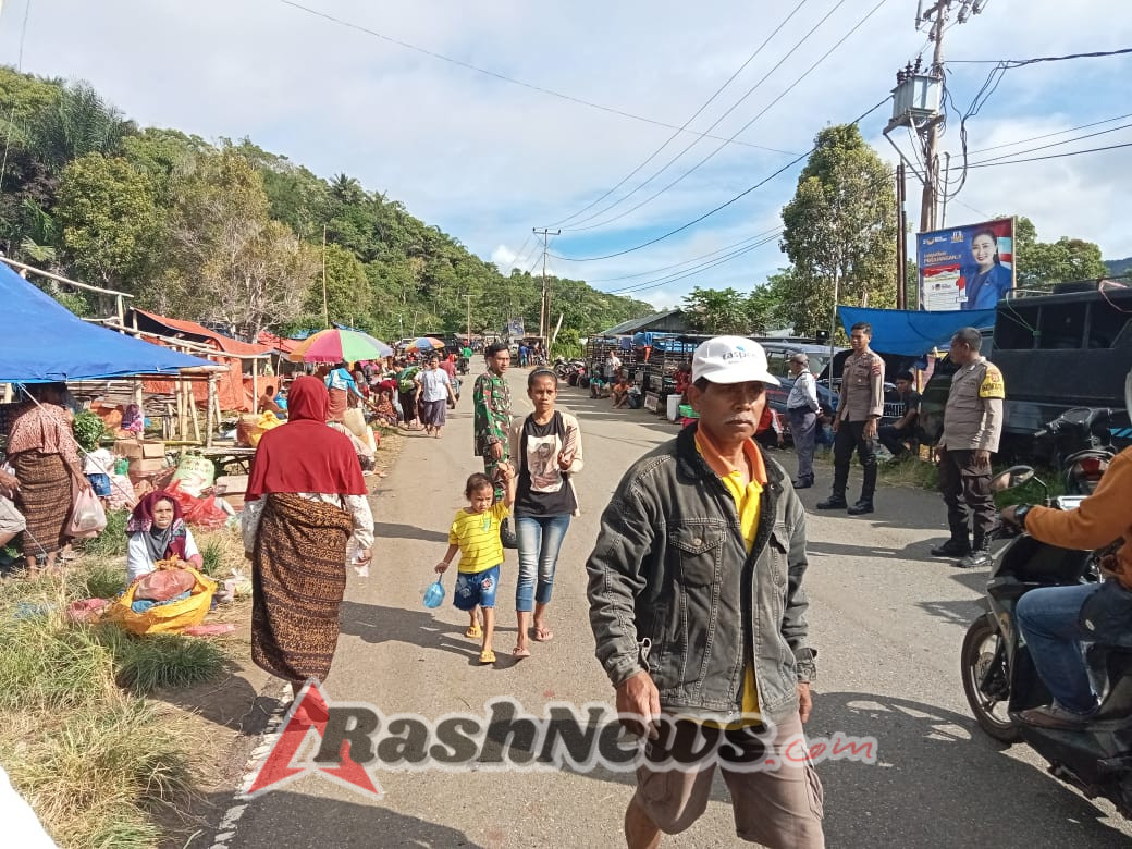 Sinergi Babinsa dan Bhabinkamtibmas Terlihat dalam Kegiatan Komsos di Pasar Tradisional Nuamuri