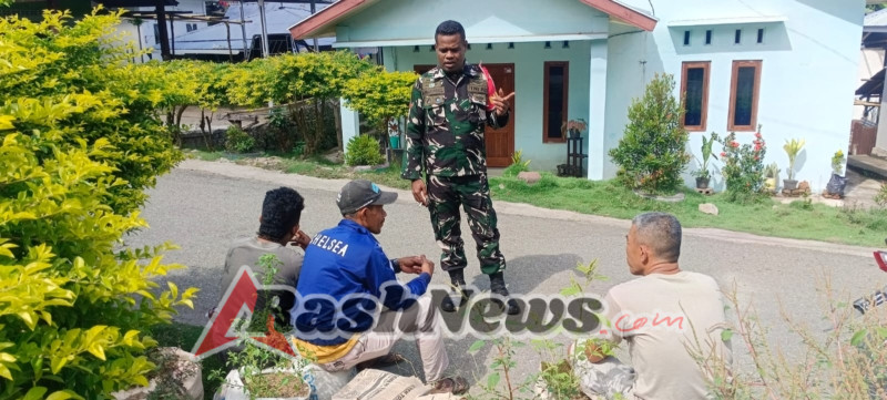 Babinsa Kopda Imanuel Lobang Dampingi Masyarakat Desa Manulondo Jaga Keamanan Saat Cuaca Buruk