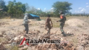 Dekat dengan Warga Binaan, Babinsa Ikut Serta Pembangunan Rumah di Dusun Oli