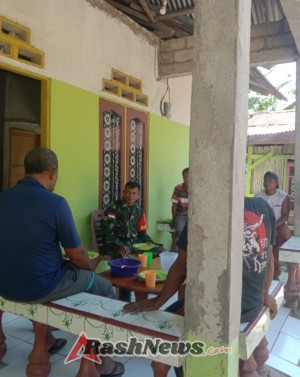 Babinsa Rote Barat Daya Dorong Gotong Royong Kelompok Tani Jaga Tanaman dari Gangguan Hewan