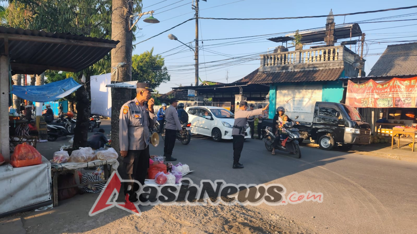 Polsek Gianyar Sampaikan Himbauan Kamtibmas di Pasar Tradisional Samplangan