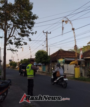 Cegah terjadinya kemacetan dan laka lantas, Personil Polsek Penebel melaksanakan Strong Point pagi