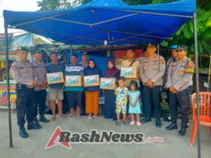 Kapolsek Kediri Menyerahkan Sembako Kepada Warga Yang Terdampak Tanah Longsor