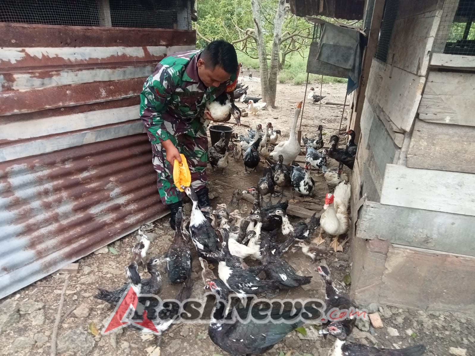 Babinsa Bersama Masyarakat Gotong Royong Bangun Irigasi Untuk Saluran Persawahan.