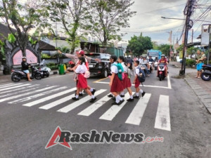 Wakapolsek Sidemen Memberikan Pembekalan Materi Kepemimpinan Kepada Osis SMA Negeri 1 Sidemen