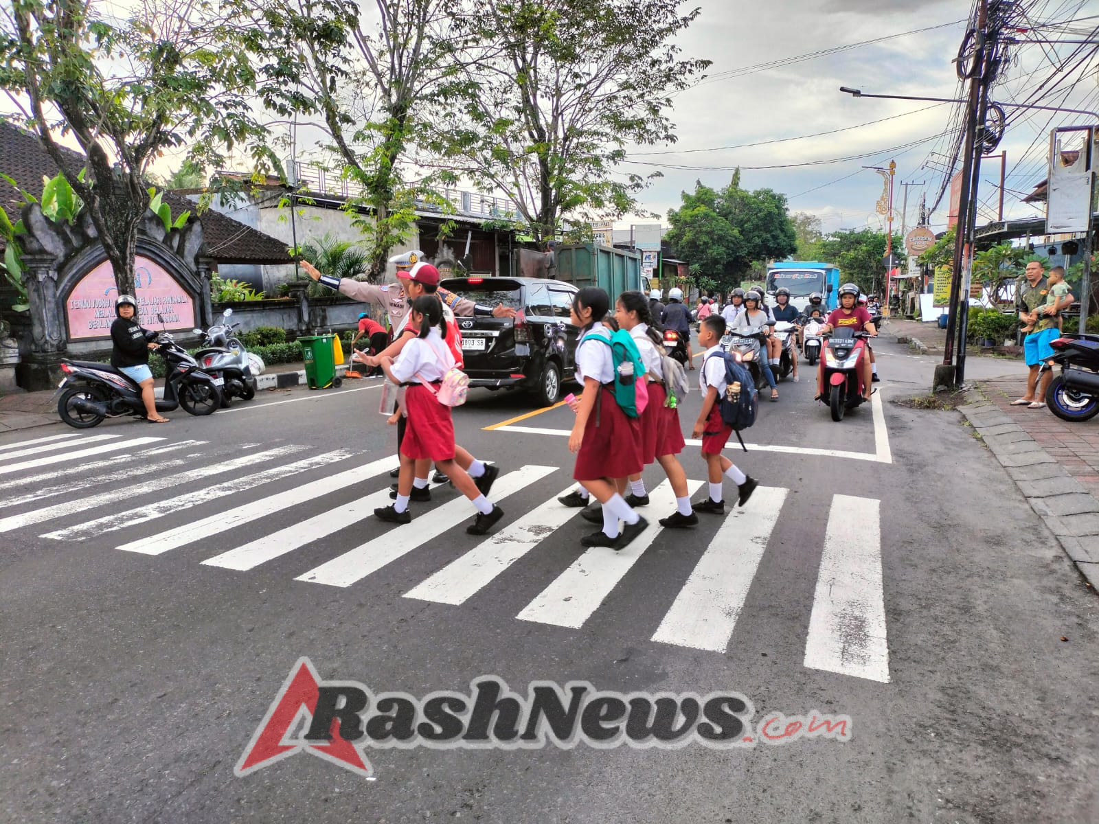Wakapolsek Sidemen Memberikan Pembekalan Materi Kepemimpinan Kepada Osis SMA Negeri 1 Sidemen
