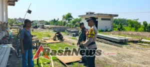 Babinsa Temesi Kawal Proses Pembangunan Instalasi Pengolahan Limbah Tinja