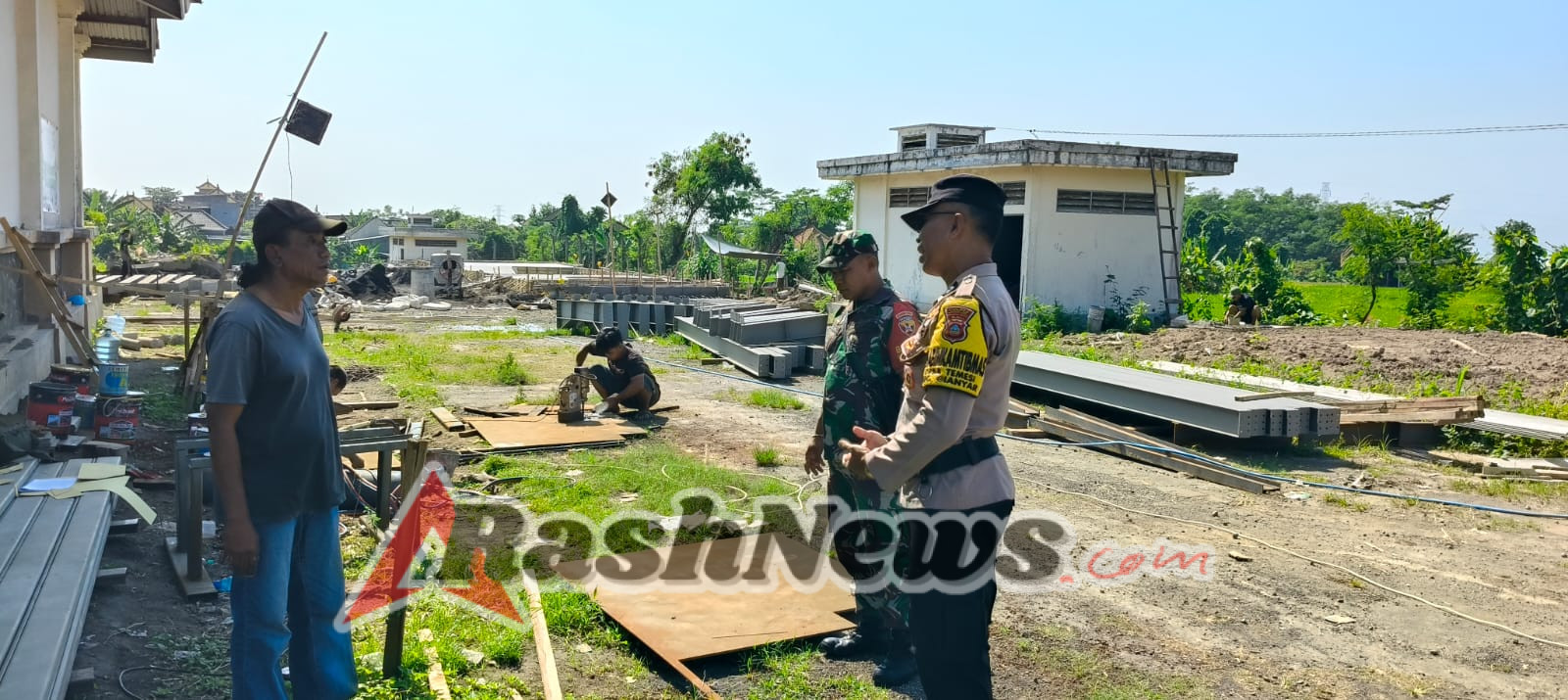 Babinsa Temesi Kawal Proses Pembangunan Instalasi Pengolahan Limbah Tinja