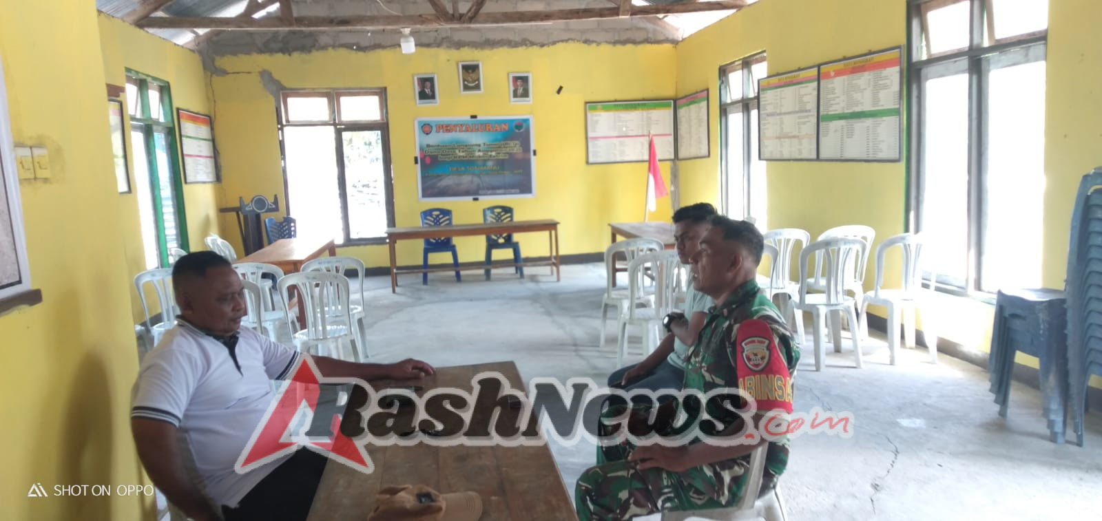 Babinsa Bersama Perangkat Desa Sonimanu Dorong Gotong Royong dan Pembersihan Lingkungan