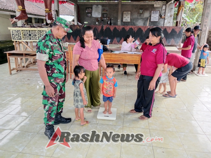 Dekat dengan Rakyat, Babinsa Bangbang Kawal Kesehatan Balita di Posyandu