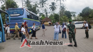 Jaga Kenyamanan Wisata, Babinsa Kubu Patroli di Desa Penglipuran