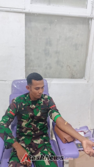 Aksi Kemanusiaan Babinsa di Rote Ndao, Donor Darah untuk Pasien Kekurangan Hb