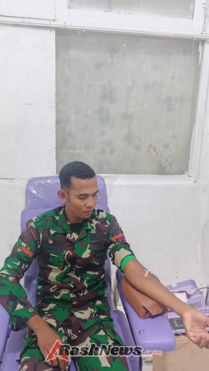Aksi Kemanusiaan Babinsa di Rote Ndao, Donor Darah untuk Pasien Kekurangan Hb