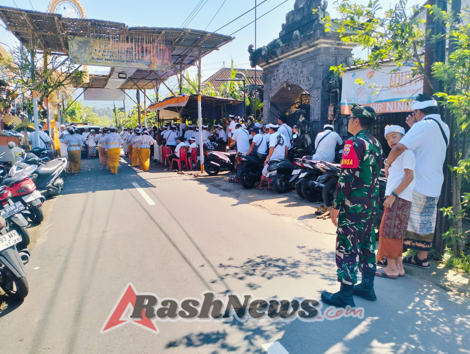 Bersinergi, Tiga Pilar Di Desa Pikat Hadirkan Keamanan Diupacara Ngeroras