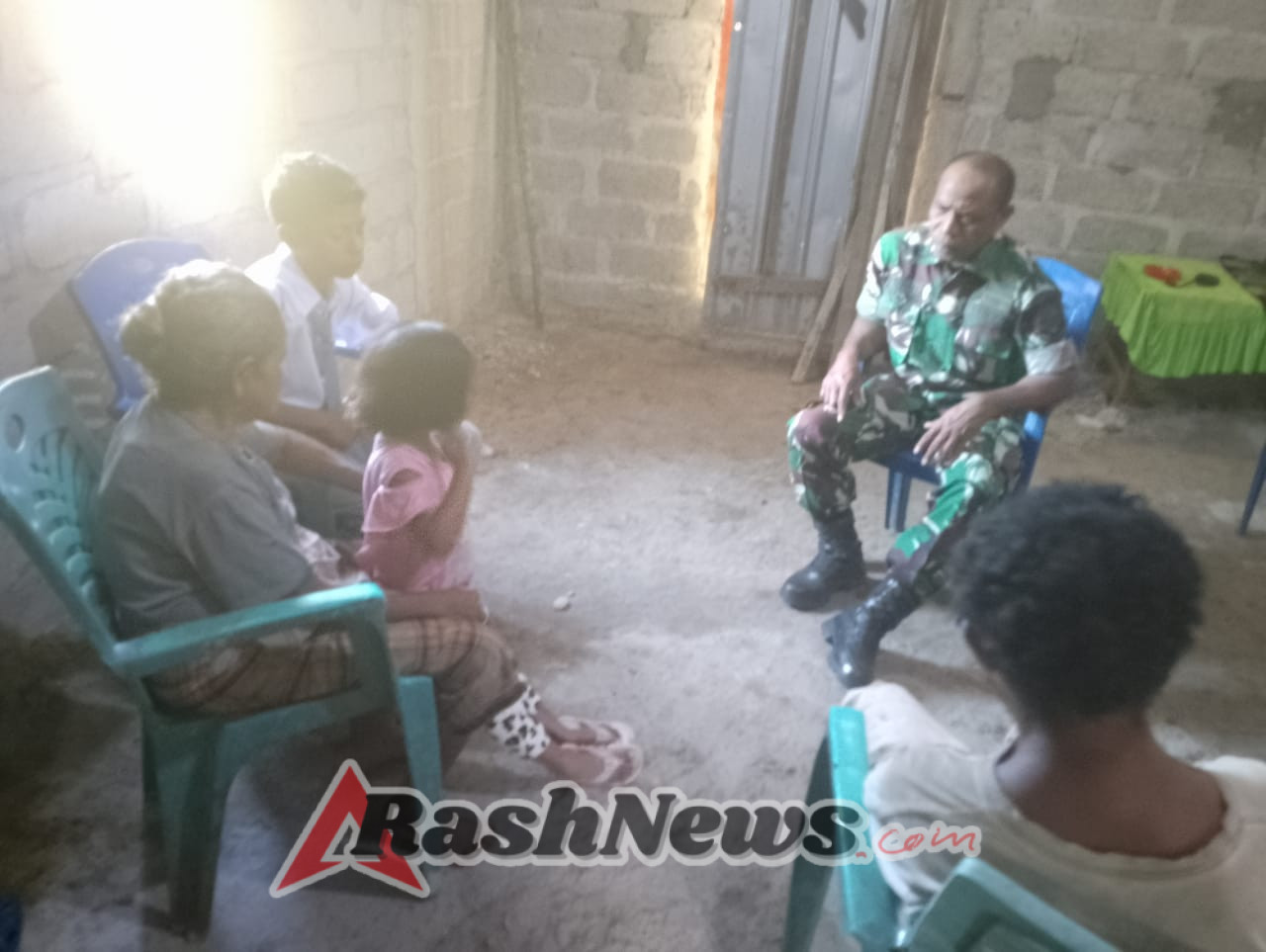 Babinsa Koramil 1618-01/Miotim Laksanakan Anjangsana di Desa Manikin, Jalin Silaturahmi dengan Warga