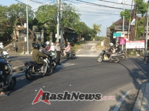 Pengaturan Lalin Sore, Personel Polsek Abiansemal Antisipasi Kepadatan Kendaraan