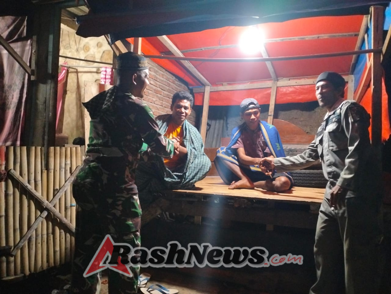 TNI dan Warga Desa Doridungga Gelar Sholat Isya Berjamaah dalam Rangka Patroli Malam