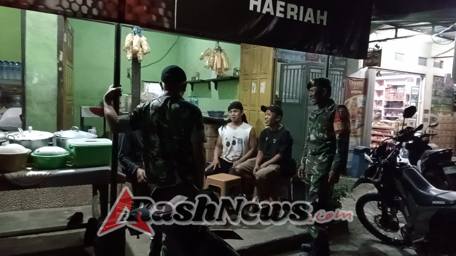 ‎Patroli Malam di Kotaraja, Babinsa Ingatkan Warga Jaga Kebersihan dan Kesehatan