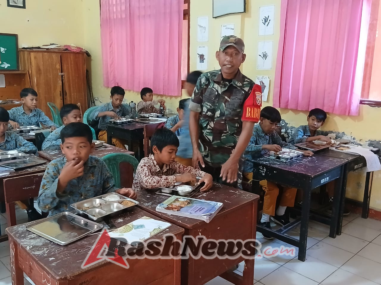 Babinsa Kuang Turut Sukseskan Program Makan Bergizi Gratis untuk Siswa SDN 7 Taliwang