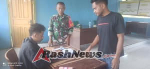 Babinsa dan Aparat Desa Hangalande Bersinergi Salurkan BLT Dana Desa Secara Simbolis