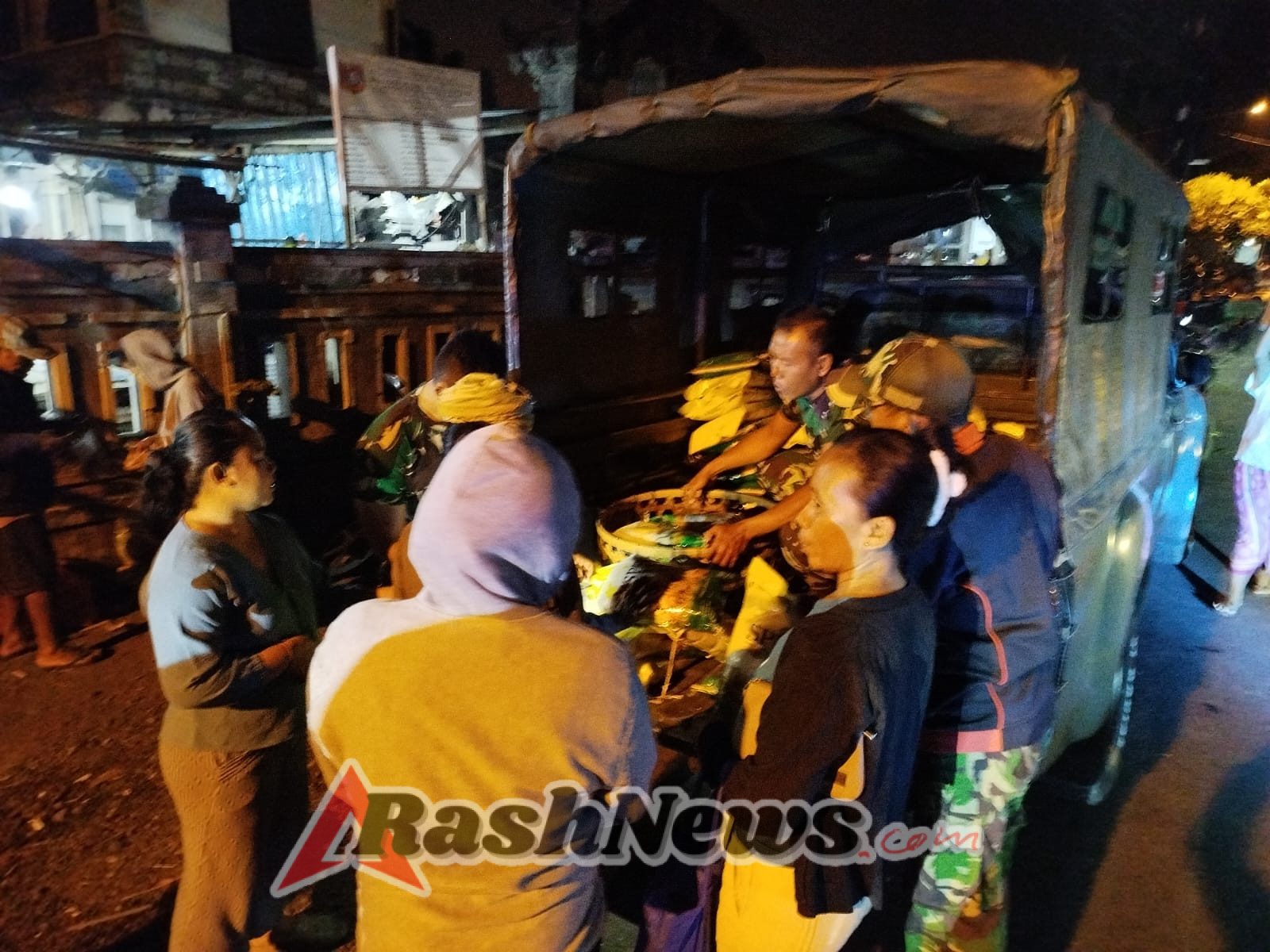 Sambut HUT TNI ke-80, Babinsa Koramil 1623-08/Kubu laksanakan penjualan beras SPHP.