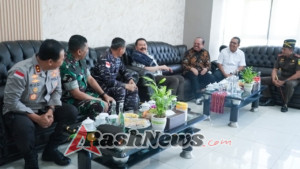 Kupang-Komandan Korem 161/Wira Sakti Brigjen TNI Hendro Cahyono, menyambut kedatangan Kejaksaan Agung Republik Indonesia (RI), Prof. Dr. H. Sanitiar Burhanuddin, S.H., M.M., di Bandara Internasional El Tari Kupang, Rabu (23/09/2025).  Setibanya di VIP Room Pemprov NTT Bandara El Tari Kupang, rombongan disambut dengan tarian selamat datang dan jamuan penyambutan. Kejagung RI beserta rombongan mengunjungi Nusa Tenggara Timor (NTT) dalam rangka kunjungan kerja ke Kota Kupang dan Manggarai barat Labuan bajo Nusa Tenggara Timor (NTT).  Turut hadir dalam penjemputan, antara lain Gubernur NTT, Kajati NTT, Kodaeral VII/Kupang, Kapolda NTT, Danrem 161/Wira Sakti, Danlanud El Tari Kupang, serta jajaran pejabat Kejaksaan se-Nusa Tenggara Timor (NTT).