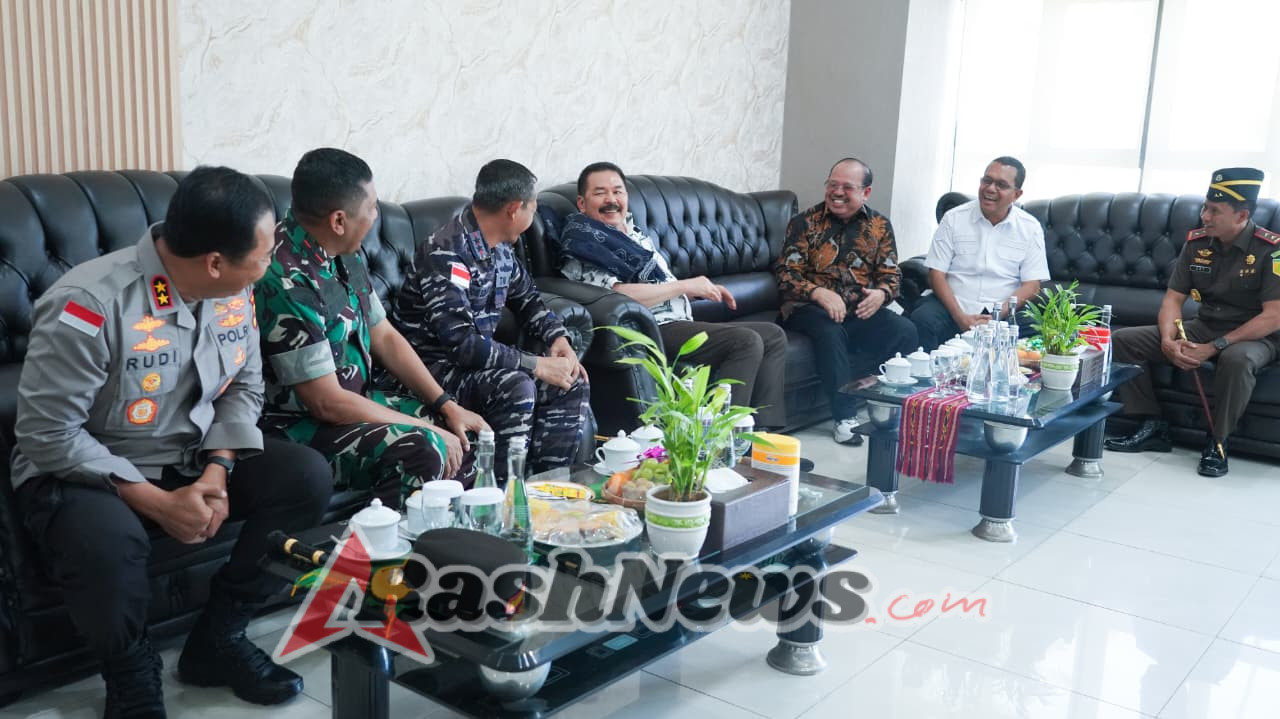 Kupang-Komandan Korem 161/Wira Sakti Brigjen TNI Hendro Cahyono, menyambut kedatangan Kejaksaan Agung Republik Indonesia (RI), Prof. Dr. H. Sanitiar Burhanuddin, S.H., M.M., di Bandara Internasional El Tari Kupang, Rabu (23/09/2025).  Setibanya di VIP Room Pemprov NTT Bandara El Tari Kupang, rombongan disambut dengan tarian selamat datang dan jamuan penyambutan. Kejagung RI beserta rombongan mengunjungi Nusa Tenggara Timor (NTT) dalam rangka kunjungan kerja ke Kota Kupang dan Manggarai barat Labuan bajo Nusa Tenggara Timor (NTT).  Turut hadir dalam penjemputan, antara lain Gubernur NTT, Kajati NTT, Kodaeral VII/Kupang, Kapolda NTT, Danrem 161/Wira Sakti, Danlanud El Tari Kupang, serta jajaran pejabat Kejaksaan se-Nusa Tenggara Timor (NTT).