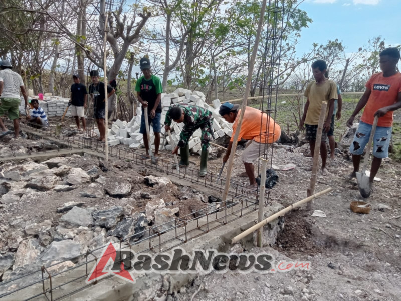 Babinsa Katikutana Pererat Kebersamaan dengan Bantu Pembangunan Rumah Warga