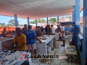 Serka Yan Tkesnay Babinsa Koramil 1621-02/Abanteng Laksanakan Komsos dengan pedagang ikan Di Pasar Tradisional Niki-Niki
