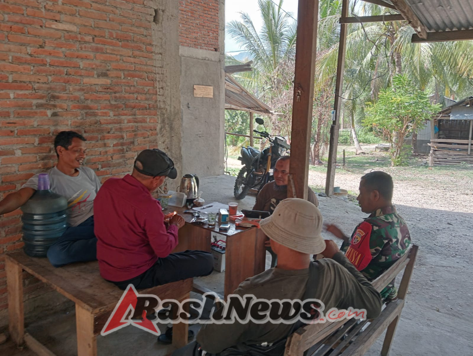 Komsos Babinsa Desa Beru Dorong Masyarakat Aktif Jaga Kondusifitas Lingkungan