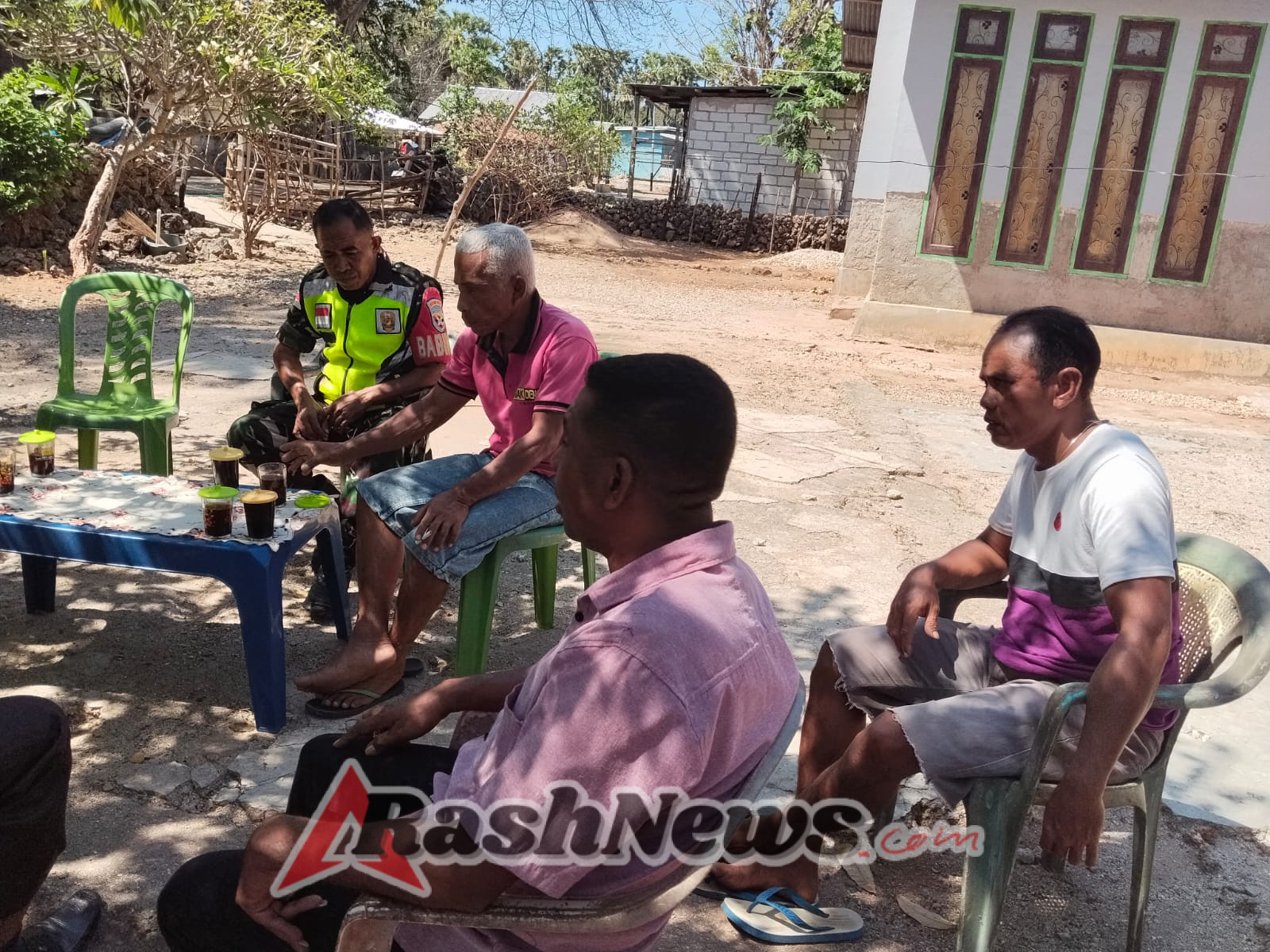 Babinsa Koramil 03/Batutua Tinjau Lokasi Dapur Program Makan Bergizi Gratis di Desa Persiapan Kelapa