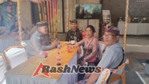 Babinsa Ubud Tegaskan Pentingnya Kerukunan Sosial Saat Hadiri Undangan Pernikahan Adat