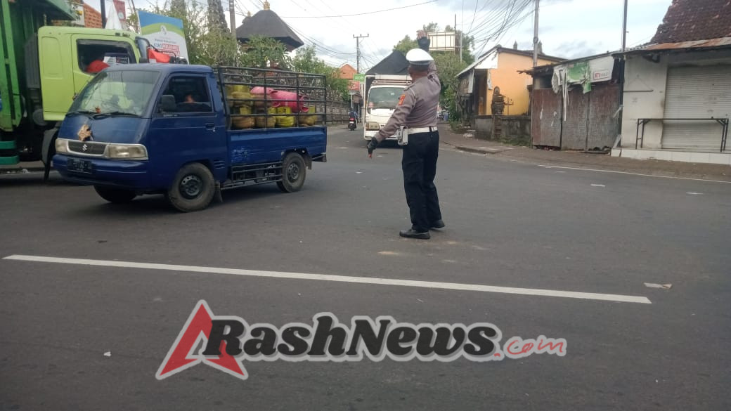 Personel Polsek Abiansemal Beri Rasa Nyaman Bagi Pengguna Jalan Di Jam Padat
