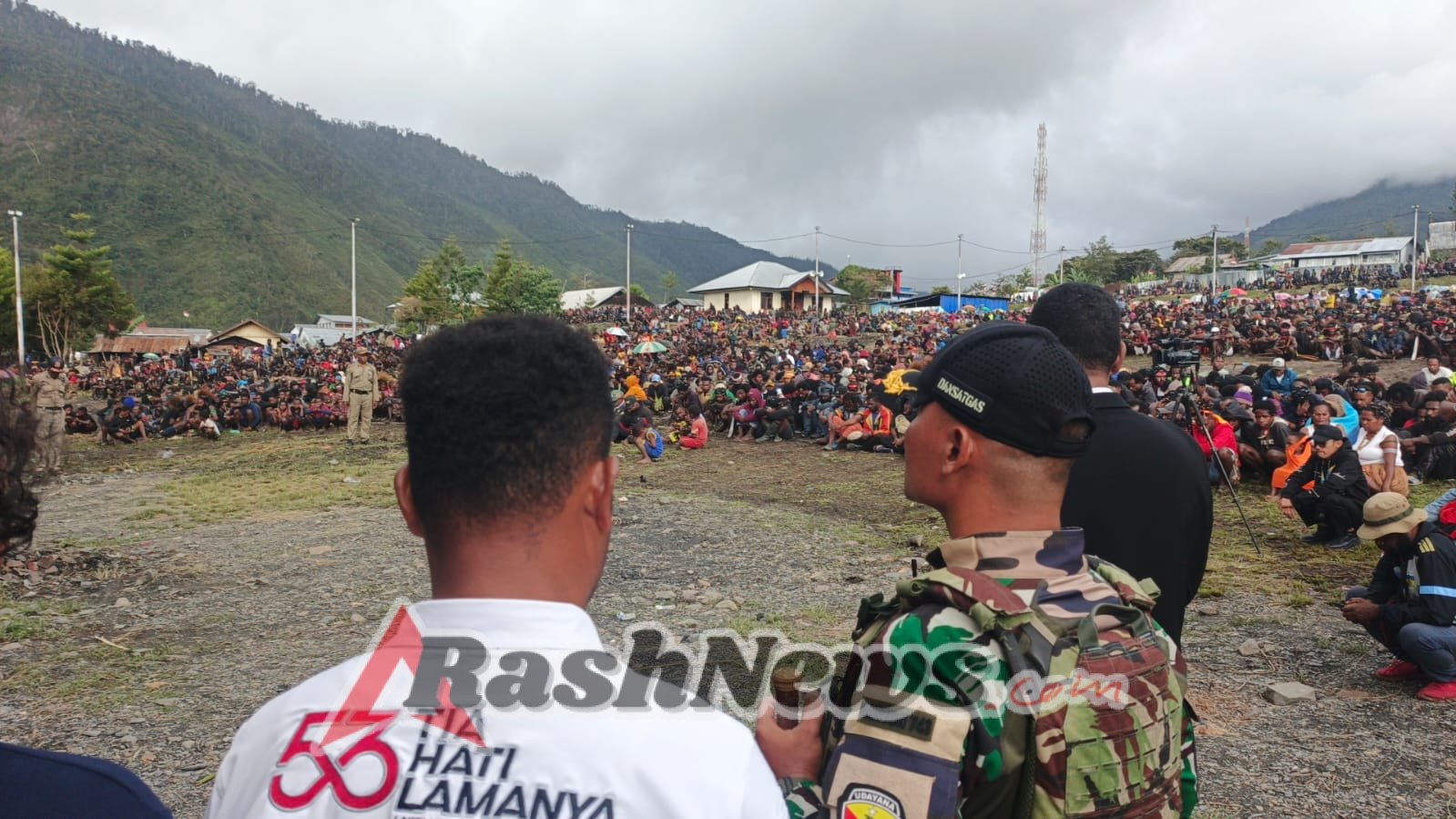 Harmoni Di Tanah Papua Dansatgas Yonif 743/PSY Sambut Rombongan Gubernur Papua Tengah