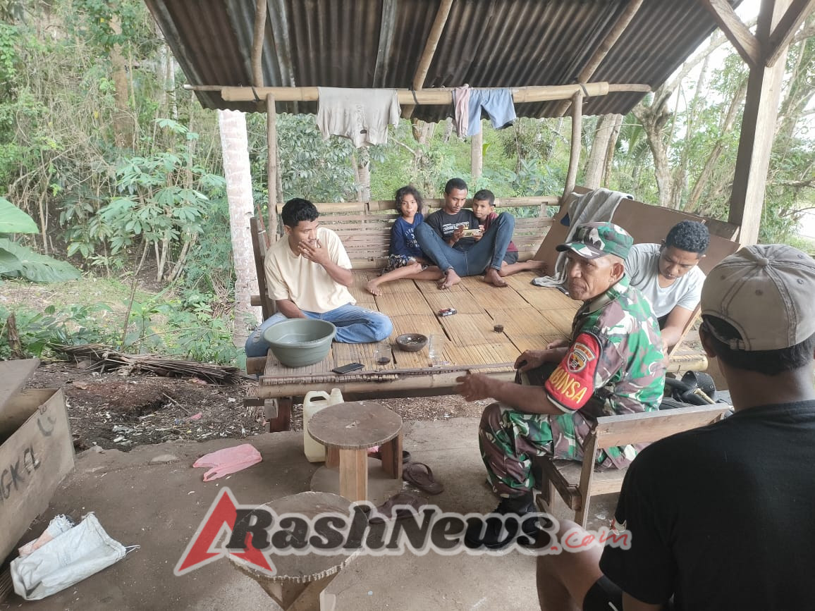 Babinsa Tanazozo Jalin Kedekatan dengan Warga Lewat Komsos dan Pamwil