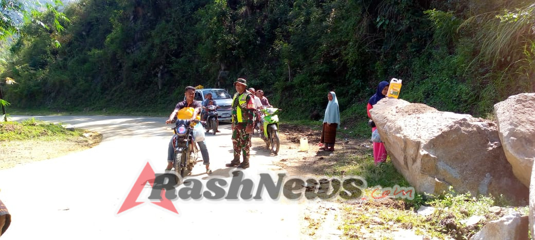 Tingkatkan Rasa Aman, Babinsa Koramil 1602-02/Wolowaru Laksanakan Patroli dan Komsos