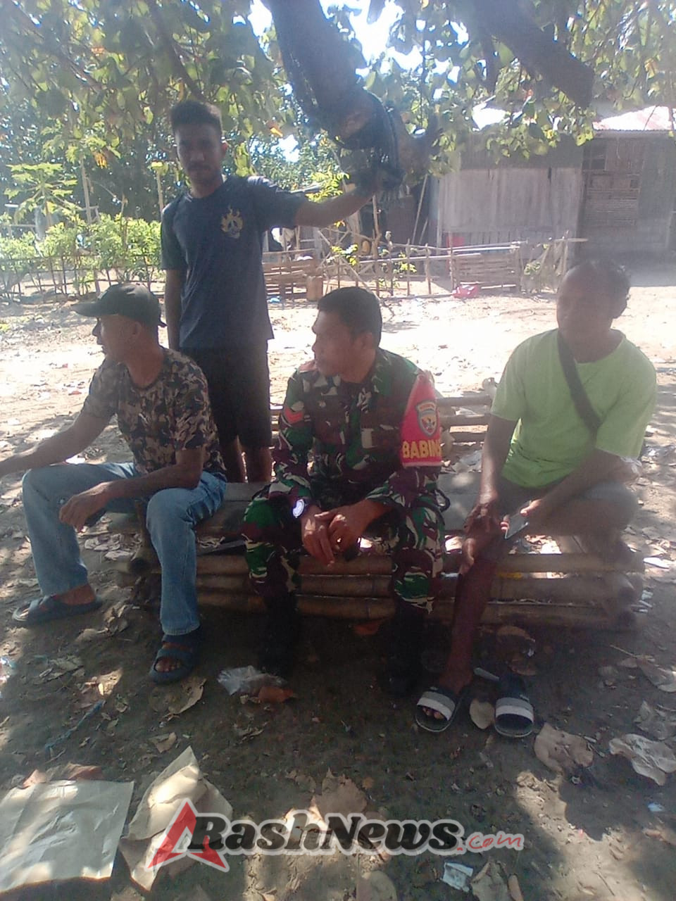 Tingkatkan Keamanan Lingkungan, Babinsa Koramil Maurole Aktif di Tengah Masyarakat