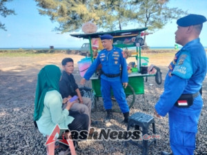 Sat Polairud Polres Gianyar Ajak Wisatawan dan Pedagang Jaga Kebersihan serta Keamanan Pantai Masceti