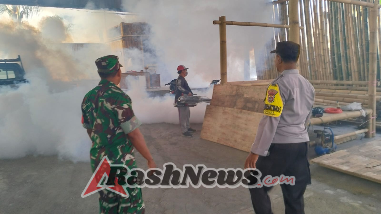 Cegah Demam Berdarah, Bhabinkamtibmas dan Babinsa Dampingi Fogging di Desa Belega