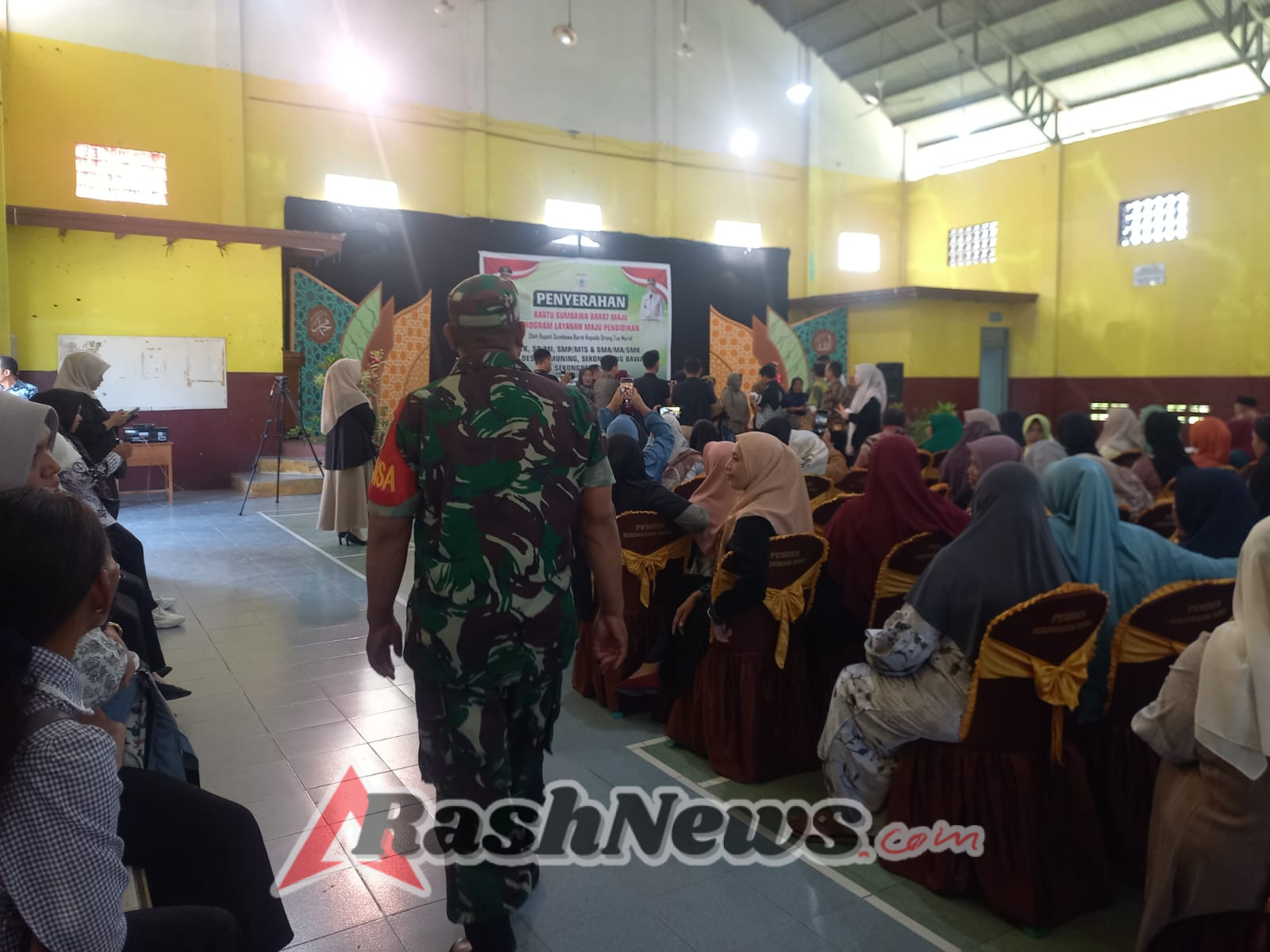 Bupati KSB Distribusikan Kartu SBM Pendidikan, Babinsa Sekongkang Bawah Turut Dampingi