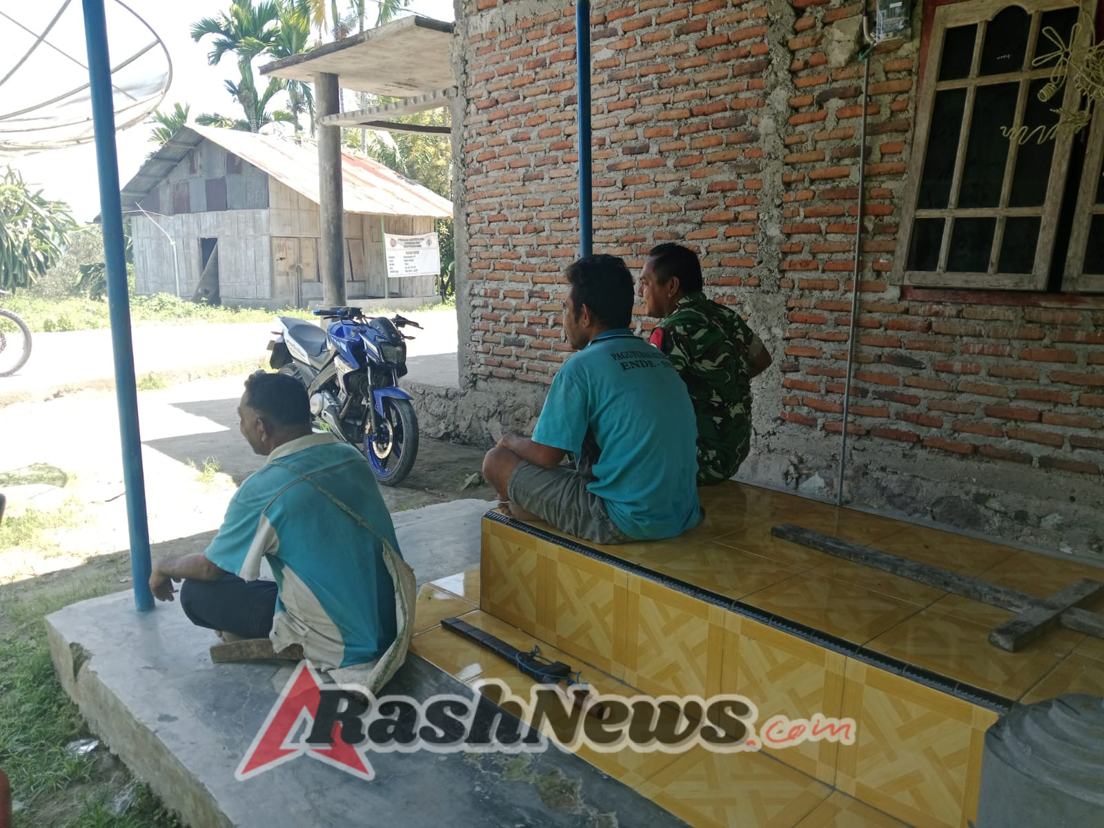 Babinsa Koramil 1602-01/Ende Giat Laksanakan Komsos dan Pamwil di Desa Peozakaramba