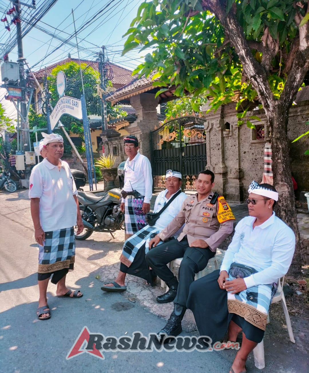 Sinergi Bhabinkamtibmas, Babinsa, Pecalang dan Linmas Amankan Piodalan Pura Sawan Agung di Desa Sumerta Kelod
