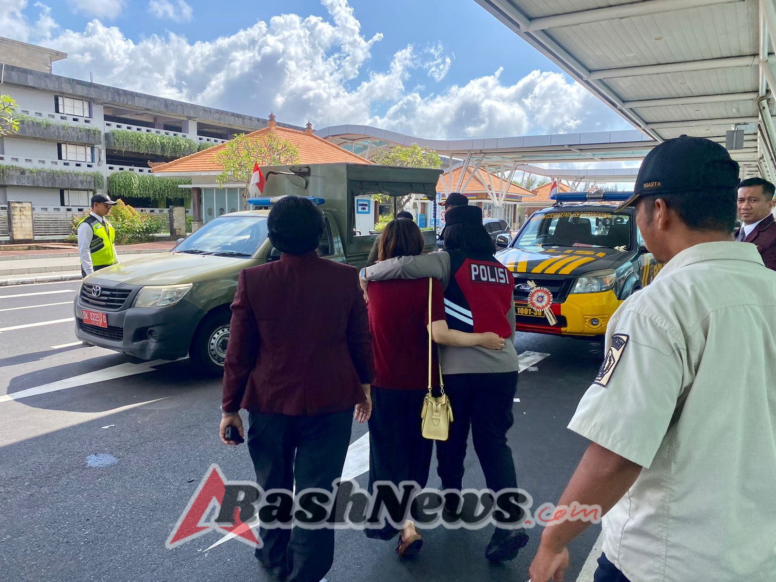 Polwan Posyan Bandara Ngurah Rai Bantu Amankan WNA Jepang Diduga Depresi