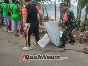 Kegiatan Pembersihan Pasca Banjir di Denpasar Babinsa dan Warga Bahu Membahu
